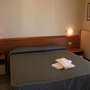 Standard Zimmer mit Kingsize-Bett